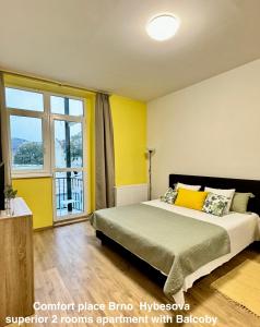Ένα ή περισσότερα κρεβάτια σε δωμάτιο στο Comfort Place Brno, Hybesova
