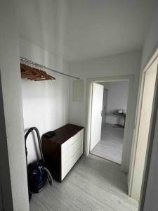 a room with a desk and a room with a hallway at Traumhafte Wohnung direkt am See, S-Bahn nähe in Weßling +1 photo