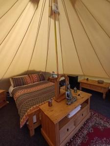 En eller flere senger på et rom på Doolin Glamping