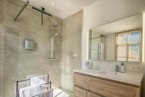 Vannas istaba naktsmītnē Guesthouse Gillis7 +37 fotogrāfijas