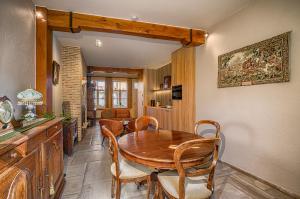 Televizors / izklaižu centrs naktsmītnē Guesthouse Gillis7