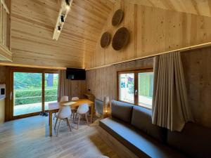 Televízia a/alebo spoločenská miestnosť v ubytovaní Camping Prades Park