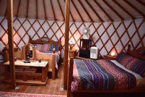 En eller flere senger på et rom på Doolin Glamping