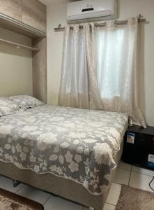 a bedroom with a bed and a window at Apartamento em Condomínio ao lado do Shopping in Ananindeua