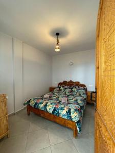 Un dormitorio con una cama con un edredón colorido. en Studio with Private Terrace 6, en Agadir