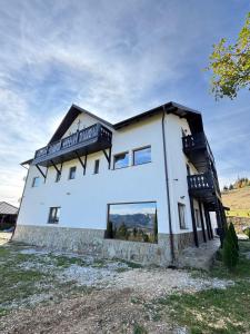 Şaru BucovineiにあるCasa Șaru Bucovineiの白い家