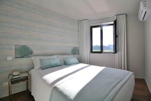 ein Schlafzimmer mit großem Bett und Fenster in der Unterkunft RestOnDouro Oporto Family in Valbom
