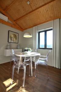 ein Esszimmer mit einem weißen Tisch und Stühlen in der Unterkunft RestOnDouro Oporto Family in Valbom