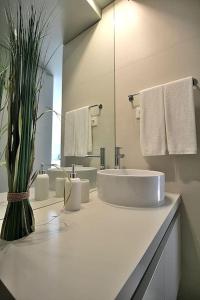 ein Badezimmer mit Waschbecken und großem Spiegel in der Unterkunft RestOnDouro Oporto Family in Valbom + 41 Fotos