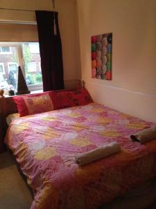 Katil atau katil-katil dalam bilik di Bright House, good connections to Brighton