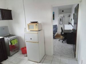 Kuhinja oz. manjša kuhinja v nastanitvi LADVILLE Apartment near Kingstown #2
