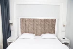 Postel nebo postele na pokoji v ubytování Sky Hotel