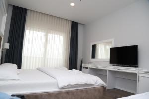 TV a/nebo společenská místnost v ubytování Sky Hotel + 37 fotografií