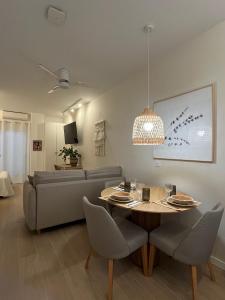 Benimametにあるloft con wifi lavadora secadora cama agradable muy proximo valenciaのテーブルとソファのあるリビングルーム +29枚の写真