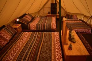 En eller flere senger på et rom på Doolin Glamping