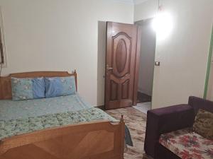 A bed or beds in a room at شقة مميزة جدا في قلب العاصمة قريبة من جميع الأماكن والخدمات