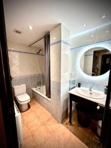 a bathroom with a toilet and a sink and a tub at Residencia Pista Llarga in La Molina