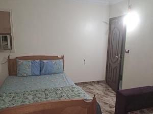 A bed or beds in a room at شقة مميزة جدا في قلب العاصمة قريبة من جميع الأماكن والخدمات