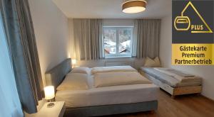 une chambre avec deux lits et une fenêtre dans l'établissement Saroja Plus, à Brand