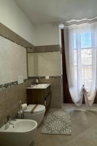 a bathroom with a sink and a toilet and a tub at La CASA al CENTRO in LʼAquila