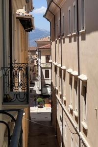 a view of an alley between two buildings at La CASA al CENTRO in LʼAquila
