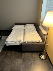 een bed in een kamer naast een lamp bij Naturfreude Bad Harzburg in Bad Harzburg