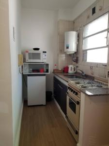 een keuken met een fornuis en een magnetron bij Bonpland Studio in Buenos Aires