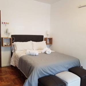 een slaapkamer met een bed met twee handdoeken erop bij Bonpland Studio in Buenos Aires