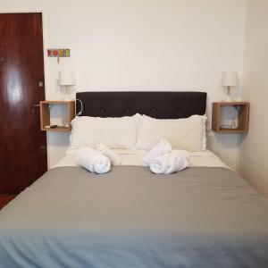 een bed met twee handdoeken erop bij Bonpland Studio in Buenos Aires +1 foto