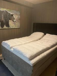 una cama con una foto de un oso en la pared en Hovden Alpin Lodge! Ski in out, en Hovden