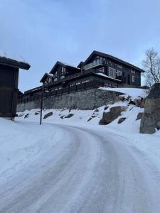 una casa en la cima de una colina nevada en Hovden Alpin Lodge! Ski in out, en Hovden