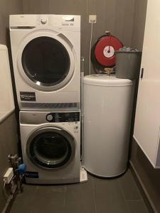 lavadora y secadora en una habitación en Hovden Alpin Lodge! Ski in out, en Hovden