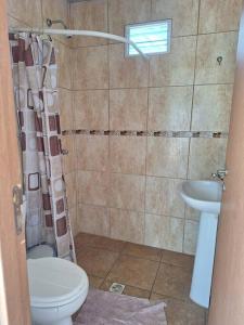 ein Badezimmer mit Toilette und Waschbecken in der Unterkunft Casa Reyes in Reyes