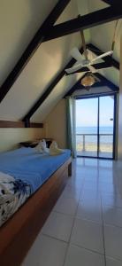 a bedroom with a bed and a ceiling fan at BlueWave Surf Stay in San Isidro