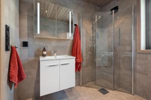Un baño con lavabo blanco y ducha. en Ny moderne hytte i Aust-Torpa, en Aust-Torpa 48 fotos más