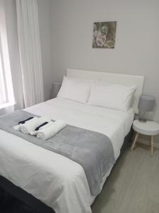 Un pat sau paturi într-o cameră la Jackie’s 3 bedroomed secure beach front apartment Strand Golden Mile 
