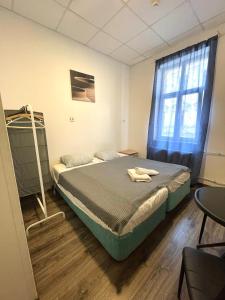 Posteľ alebo postele v izbe v ubytovaní Aradi Rooms with Private bathroom in the City Centre + 37 fotografií
