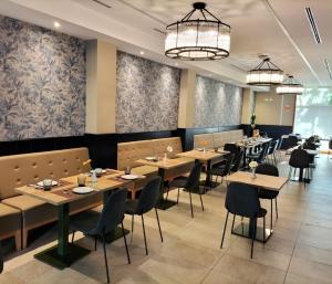 a dining room with wooden tables and chairs at Hotel Torre Del Conde in San Sebastián de la Gomera