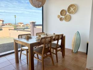 MajanichoにあるVilla Kandoomaの木製のテーブルと椅子のあるダイニングルーム