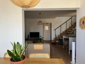 MajanichoにあるVilla Kandoomaのテーブルとダイニングルームのあるリビングルーム