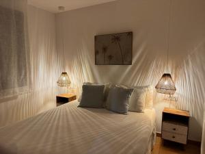 MajanichoにあるVilla Kandoomaの2つのランプが付いた白いベッドのある寝室 +34枚の写真