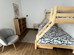 Posteľ alebo postele v izbe v ubytovaní Sáňky Apartmány