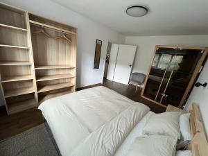 Posteľ alebo postele v izbe v ubytovaní Sáňky Apartmány