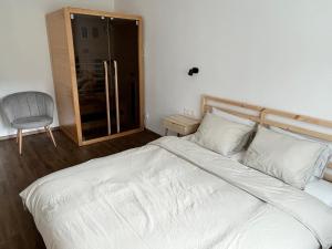 Posteľ alebo postele v izbe v ubytovaní Sáňky Apartmány