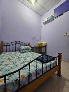 Postel nebo postele na pokoji v ubytování Manja homestay kuantan