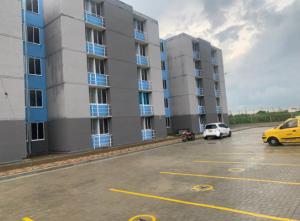 a parking lot with cars parked in front of a building at Apto 3 habit +2TV-Wifi, Netflix-Parqueadero gratis in Barranquilla