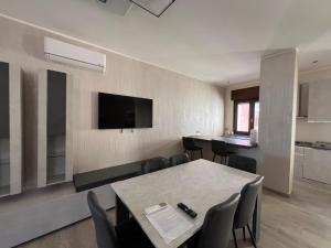 a room with a table and chairs and a kitchen at Casa Vacanza da Patty in San Rufo