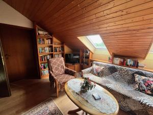 una sala de estar con un sofá y una mesa en Haus Wolf, en Pirmasens