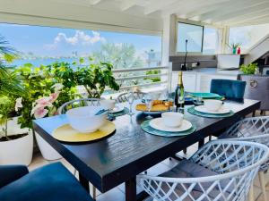 Rõdu või terrass majutusasutuses Spacious Waterfront 2 Bedroom Condo with 2 Bathrooms, Pool, AC