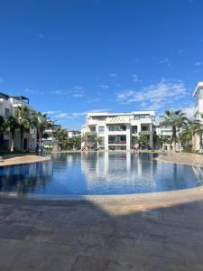 阿加迪尔Superbe appartement Résidence Hivernage Founty Agadir的建筑物前的一个大型游泳池